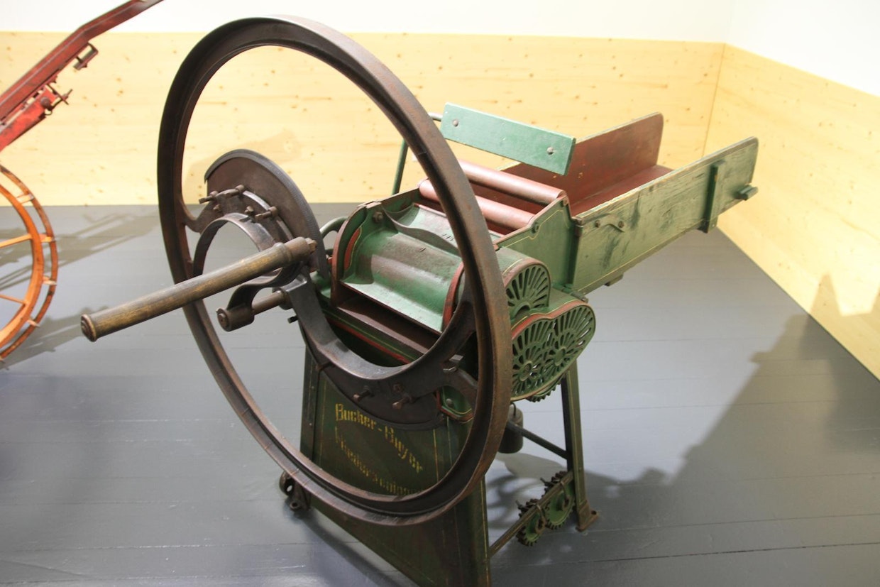 Rehua käsipelillä. Bucher toi markkinoille vuonna 1913 kuvan rehusilppurin. Silpun pituus on välityksestä riippuen 5–90 cm. Tarjolla oli 21 cm ja 31 cm levyinen silppuri. Perushinnat vaihtelivat vuoden 1938 hinnaston mukaan 230–270 Frangin välillä.