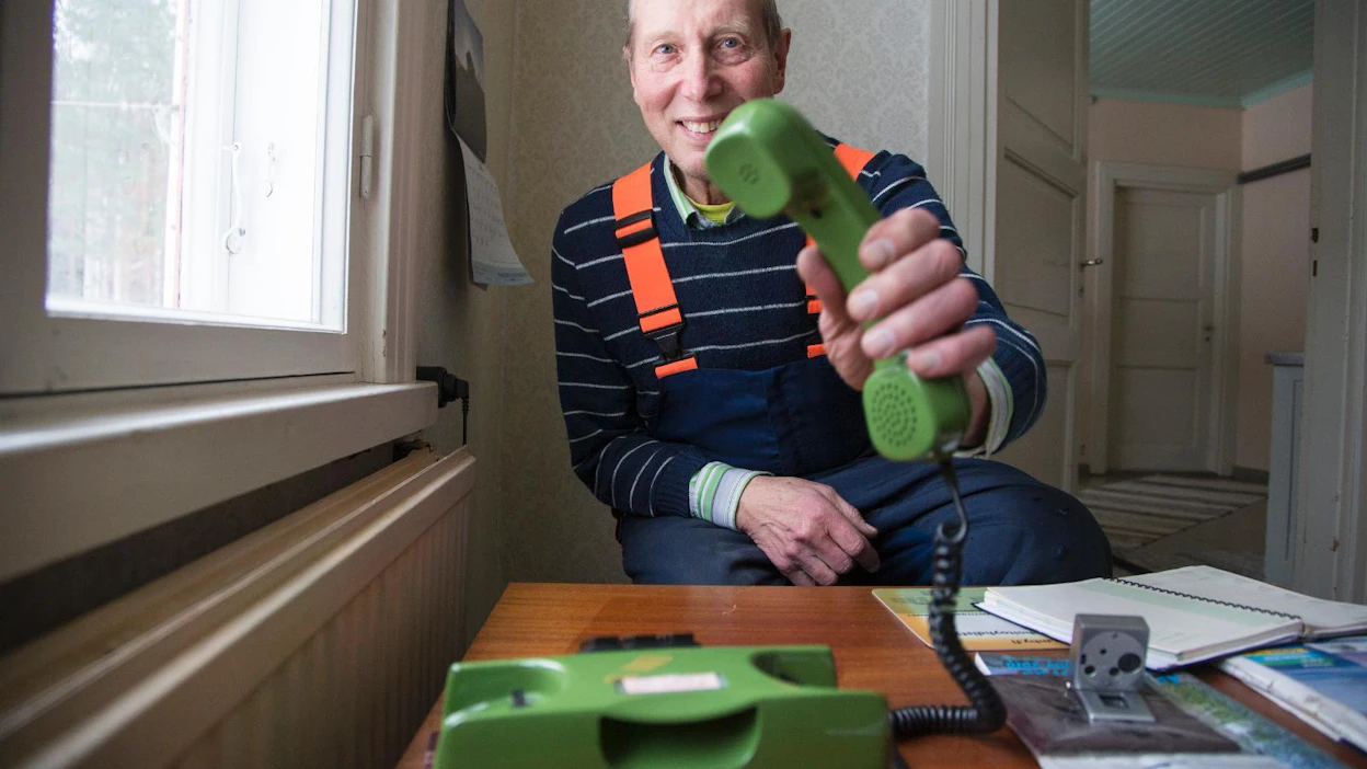 Mikko Rintala saa työskennellä rauhassa soittojen ulottumattomissa maatilallaan. Tutut tietävät, mihin aikaan miehen tavoittaa puhelimitse.