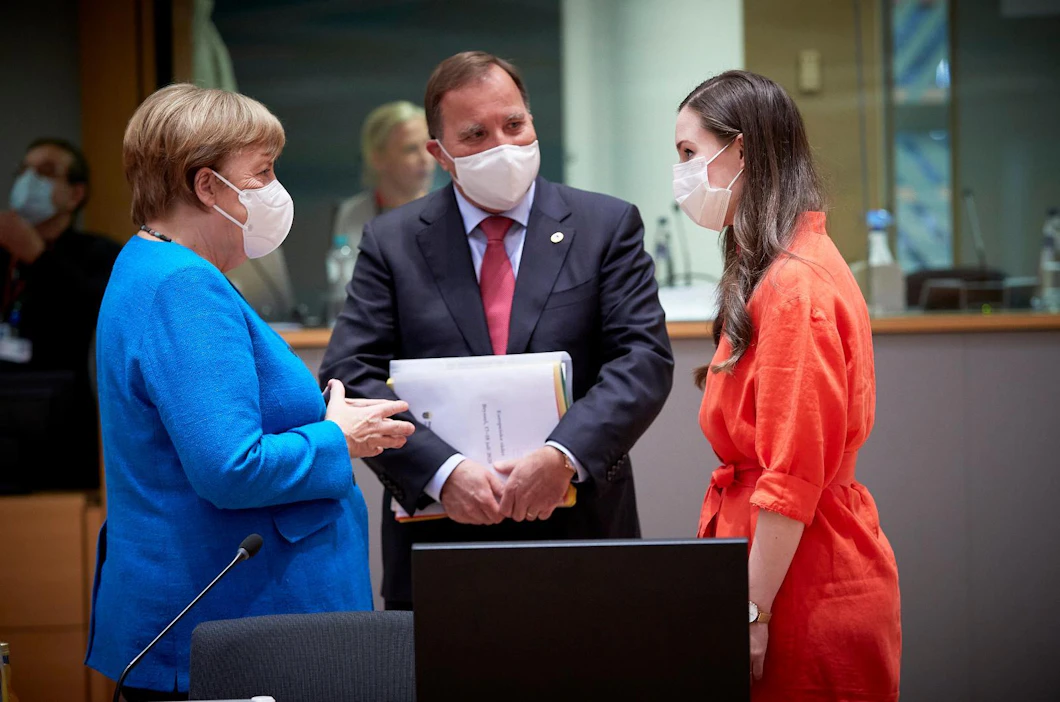 EU:n rahoituskehys vuosille 2021–2027 sovittiin kesällä 2020. Kuvassa Sanna Marin Saksan liittokanslerin Angela Merkelin ja Ruotsin pääministerin Stefan Löfvenin kanssa.