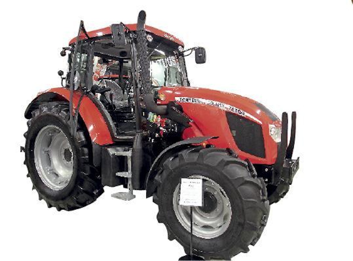 Zetor Forterra HSX -sarjan maahantuonti on alkanut. HSX-malleja on viisi, kaikissa on nelisylinteriset, neliventtiilikansilla varustetut, 4,2-litraiset nelosmoottorit. Mallikohtaiset tehot asettuvat haarukkaan 71–100 kW (96–136 hv). 3B-päästötaso saavutetaan pakokaasun kierrätyksellä ja hiukkasloukulla. Synkronoidussa vaihteistossa on viisi päävaihdetta, kolmiportainen pikavaihde ja sähköhydraulinen suunnanvaihto. Voimanottonopeudet ovat joko 540/1000 tai 540E/1000 ja ajo. Sähköhallinteisen (Bosch) nostolaitteen suurimmaksi nostovoimaksi ilmoitetaan 70 kN (7 000 kg). Hydrauliikan suurin tuotto on 70 l/min ja ulkopuoliselle hydrauliikalle on vakiona yksi 1-toiminen ja kolme 2-toimista lohkoa. HSX:n painoksi kerrotaan 4 600 kiloa ja vakiorengastus on joko 13.6R24/16.9R38 tai 14.9R24/18.4R38. HCP Finland. (HH)