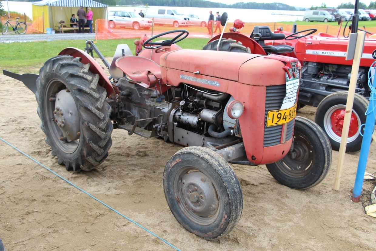 ”Näöltään nätti, jäljiltään jätti”, mainostettiin vuoden 1962 toivetraktoriksi kehuttua Massey–Ferguson 25:ttä, mutta tämä ranskalaisen ”Pikkuharmaan” seuraaja osoittautui paljon brittimalleja heikommaksi. Moottori on Perkinsin 1,75-litrainen nelonen, vaihteita 8+2R, traktori painaa 1270 kg. (Nurmes)