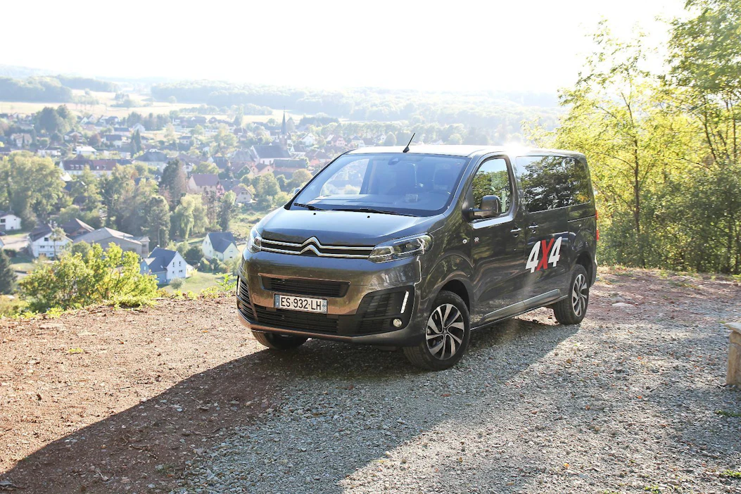 Suomen tuontiohjelma käsittää nelivetoversiot Citroen Jumpystä ja Peugeot Expertistä. Nelivetopaketin lisähinta on noin 9 000 euroa.