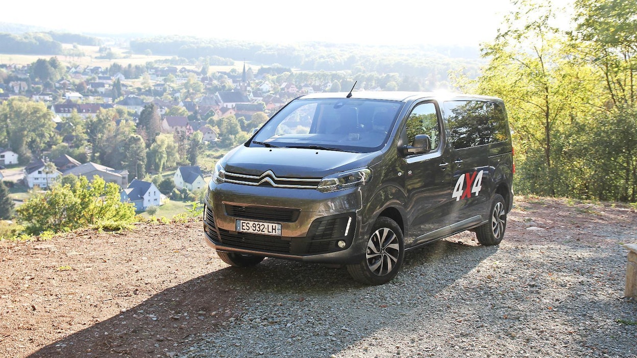 Suomen tuontiohjelma käsittää nelivetoversiot Citroen Jumpystä ja Peugeot Expertistä. Nelivetopaketin lisähinta on noin 9 000 euroa.