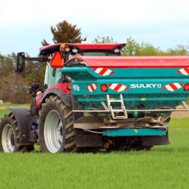 Sulkyn X40+ Econov -levittimen lautasia käytetään traktorin 540 k/min voimanotolla, hydraulinen käyttö on lisävaruste. Traktorin on oltava riittävän painava, jos säiliöt täytetään 3 000 kiloon asti.