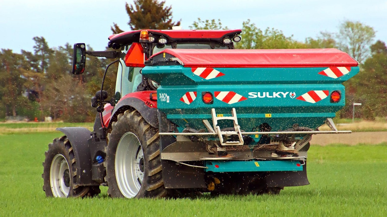 Sulkyn X40+ Econov -levittimen lautasia käytetään traktorin 540 k/min voimanotolla, hydraulinen käyttö on lisävaruste. Traktorin on oltava riittävän painava, jos säiliöt täytetään 3 000 kiloon asti.