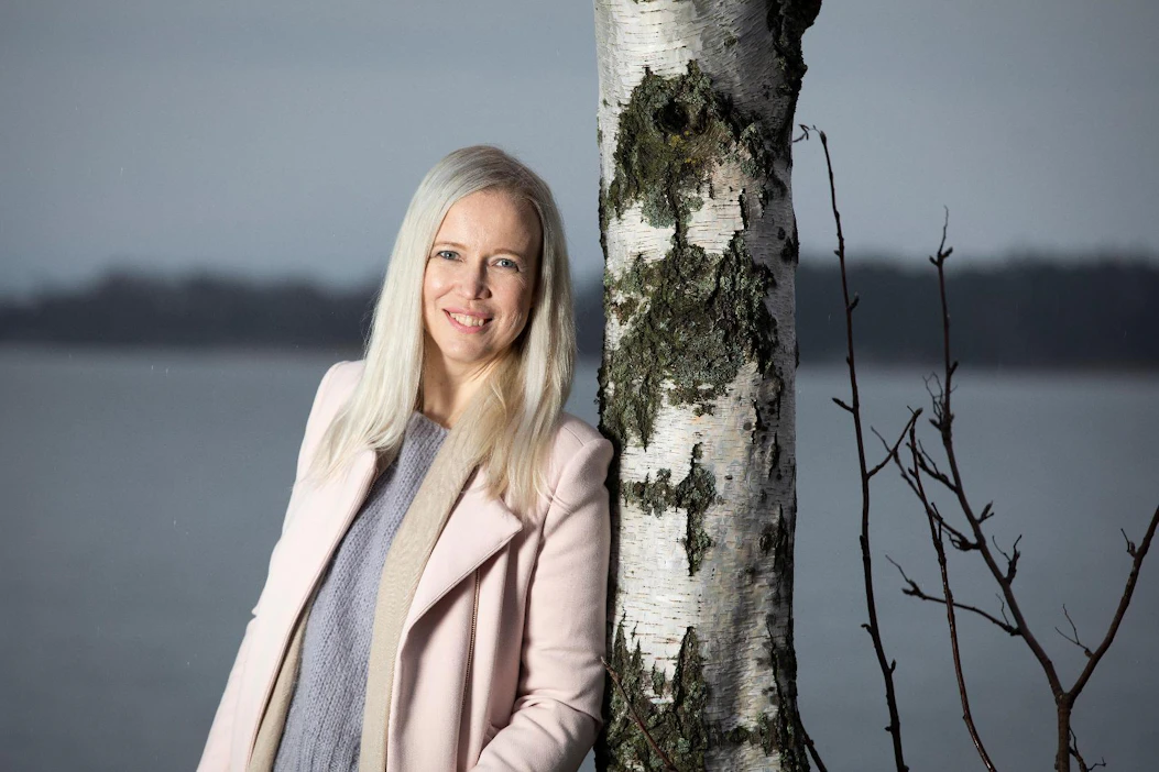 Johanna Koivun elämä on hyvin erilaista kuin Lauri Tähkä & Elonkerjuun menestysvuosina. ”Tuntuu kuin olisin elänyt silloin jonkun muun ihmisen elämää. Mutta muuttuuhan se ihminen väkisinkin, kun tietyt asiat jäävät sivuun ja hän alkaa korostaa uusia asioita.”