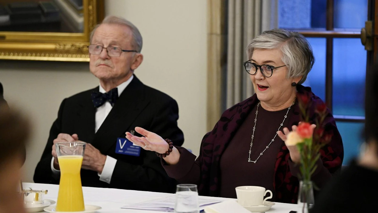 Vehviläinen kertoi asiantuntijoiden näkemyksissä olleen erilaisia vivahteita. Vasemmalla emeritusprofessori Mikael Hiden.