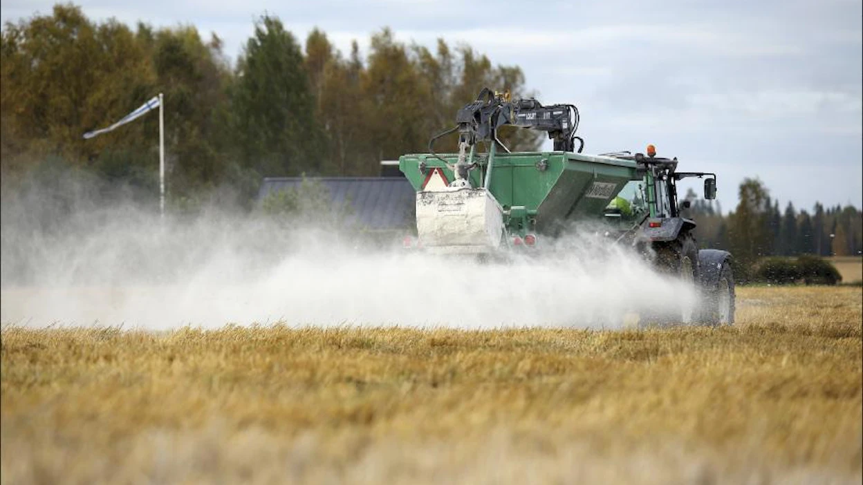 Petri Yli-Korpela levittää sammutettua kalkkia eli meesakalkkia keikyäläisen Seppo Tapion pellolle. Jussi Partanen