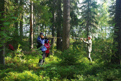 Metsänomistajat haluavat lisätä sekä puuntuotantoa että hiilensidontaa. Kuva metsänomistajien metsätaidon SM-kisoista Ähtäristä viime lauantailta, missä metsänomistajat terästivät taitojaan.