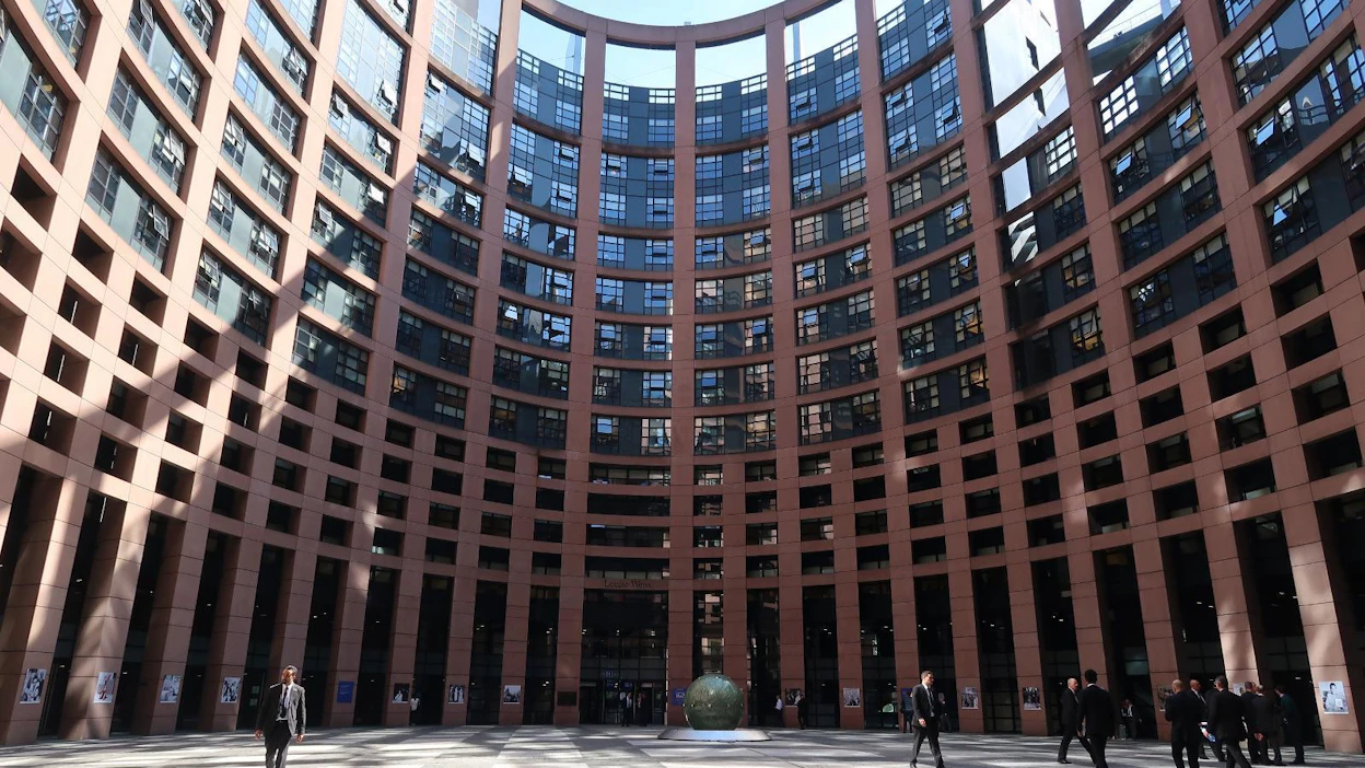 Euroopan parlamentti äänestää ensi kuussa siitä, hyväksyykö se komission nimitykset. Komission pitää saada enemmistö kaikista annetuista äänistä.