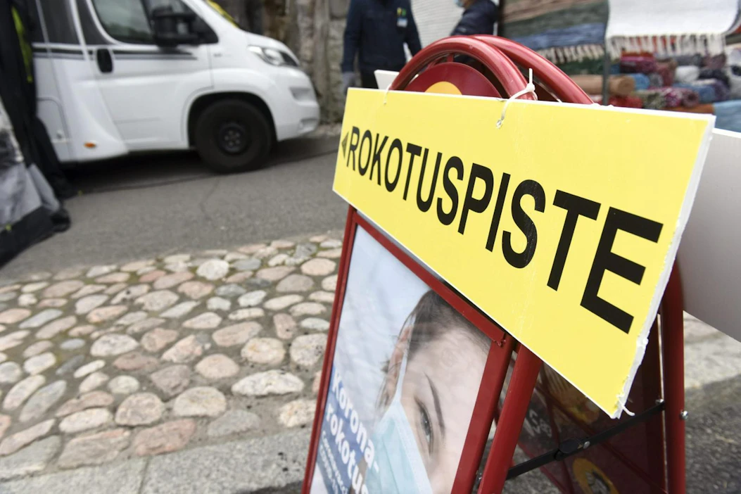 Koronarokotusten pop-up -rokotuspiste Vantaalla Korson markkinoilla syyskuussa.