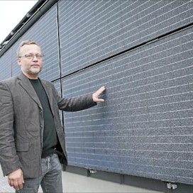 Osa aurinkopaneeleista sijaitsee Lantti-talon seinustalla. Pekka Heikkinen on ollut mukana suunnittelemassa kokonaisuutta. Kimmo Haimi