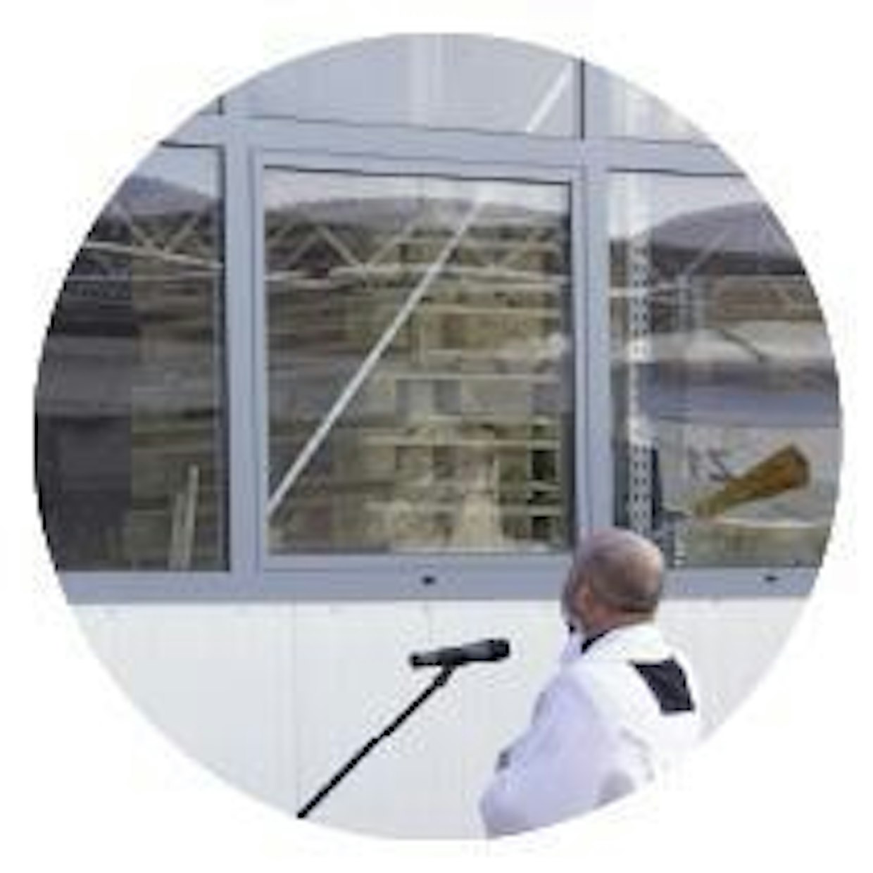 Koska Puola on katolinen maa, tehtaan vihkimistä ilman paikallista pastoria ei voi kuvitellakaan.