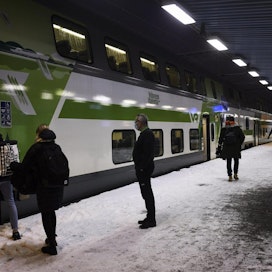 Matkustajia nousemassa junaan Pasilan asemalla Helsingissä 11. tammikuuta 2021. LEHTIKUVA / EMMI KORHONEN