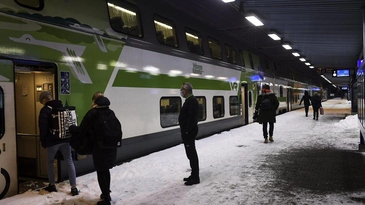 Matkustajia nousemassa junaan Pasilan asemalla Helsingissä 11. tammikuuta 2021. LEHTIKUVA / EMMI KORHONEN