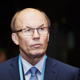 Matti Alahuhta (kuvassa) luovuttaa EK:n puheenjohtajan nuijan Veli-Matti Mattilalle.