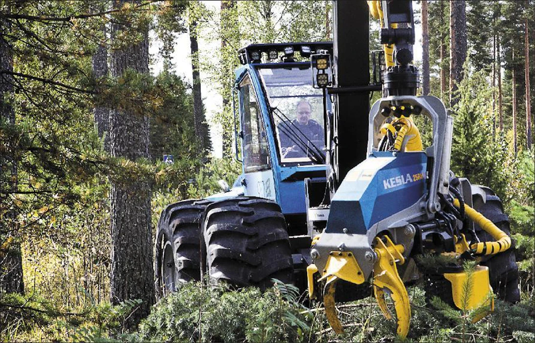 Hybridiharvesterin hakkuupään tehopiikit tuotetaan sähkömoottorin avulla. Koneen puikoissa Pro Silvan omistajista Markku Karilainen. Kari Salonen