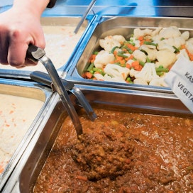 Tiistaina oululaisen Kastarin opiskelijaravintolan toinen kasvisvaihtoehto oli härkiskastiketta ja riisiä. Vihannekset kuuluvat kaikkiin aterioihin.