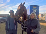 Peace Of Mind, valmentajansa Alessandro Gocciadoro ja Anu Niskanen saapumassa 2018 Seinäjoki Raceen. Tamma oli tuolloin kakkonen maalissa.