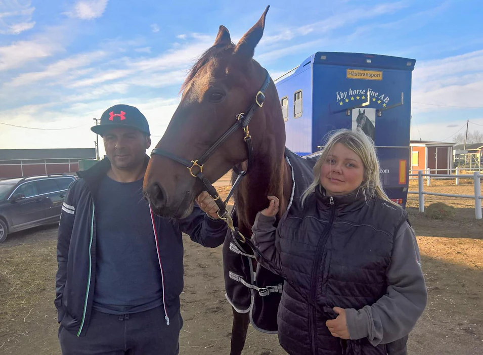 Peace Of Mind, valmentajansa Alessandro Gocciadoro ja Anu Niskanen saapumassa 2018 Seinäjoki Raceen. Tamma oli tuolloin kakkonen maalissa.