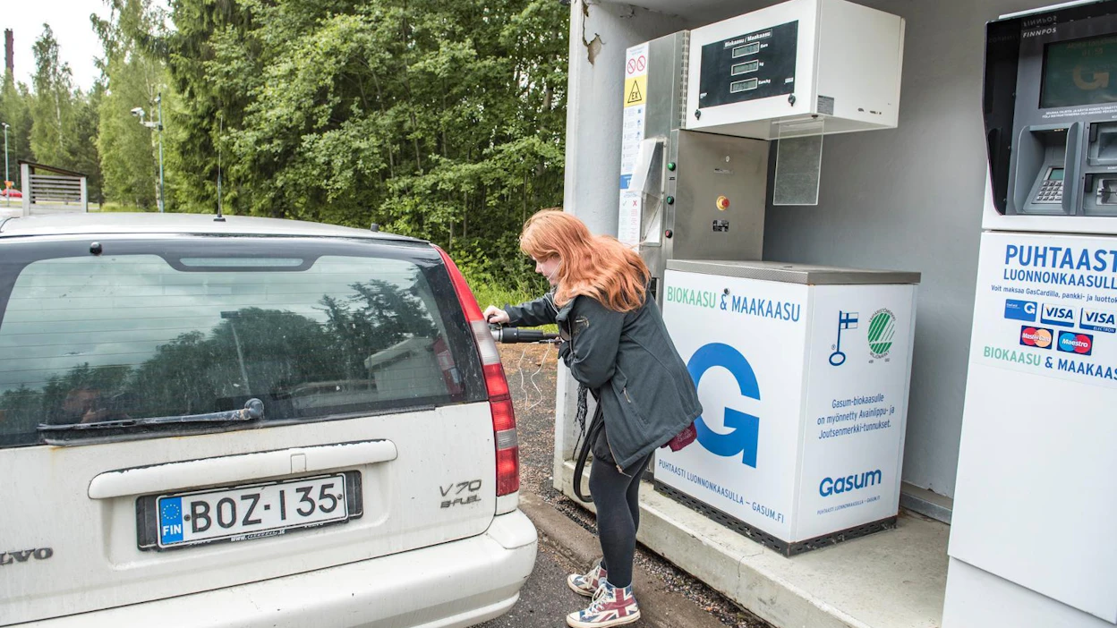 Hanna Tähjä on tyytyväinen bensaa edullisempaan kaasuun. Hän tankkasi Ruotsista hankittua Bifuel-Volvoaan keskiviikkona Hyvinkään asemalla. 15 kilon säiliöllä ajokilometrejä kertyy 250.