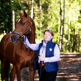 Ratsastajainliiton urheilujohtaja Jutta Koivula aloitti tehtävässään huhtikuun alusta. Kuvassa on mukana Clementine 2 - hevonen, joka on kokenut kuvausesiintyjä.