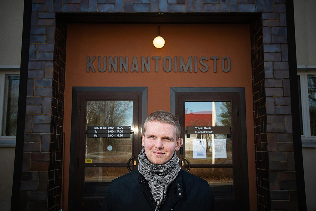 Tatu Ujulan mukaan hevosala on Ypäjälle äärimmäisen merkittävä asia ja tulee olemaan sitä jatkossakin. "On otettava järki käteen, sillä tarvitsemme maaseudun panosta. Helsingin Kallion kymmenen neliön yksiössä ei voi pitää hevosta."