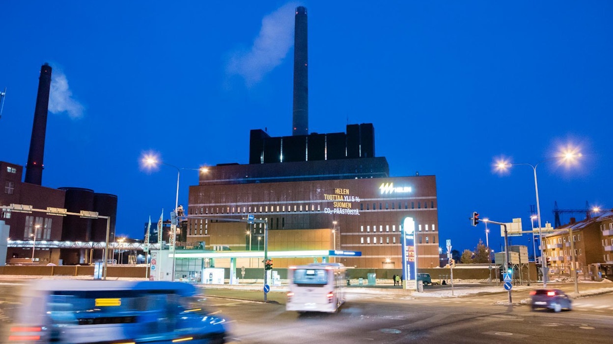 Greenpeace heijasti tekstin &quot;Helen tuottaa yli 5 prosenttia Suomen hiilidioksidipäästöistä&quot; lämpölaitoksen seinään.