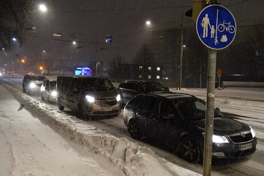 Ajokeli on huono tai erittäin huono suuressa osassa maata. LEHTIKUVA / Teemu Salonen