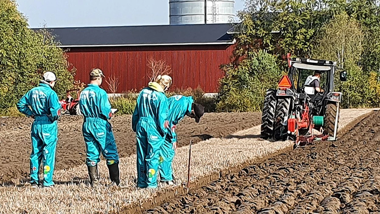 Maatalousoppilaitoksen oppilaat mittasivat Jarmo Itälehdon kynnön syvyyden. Hyvin kelpasi, ei virhepisteitä.