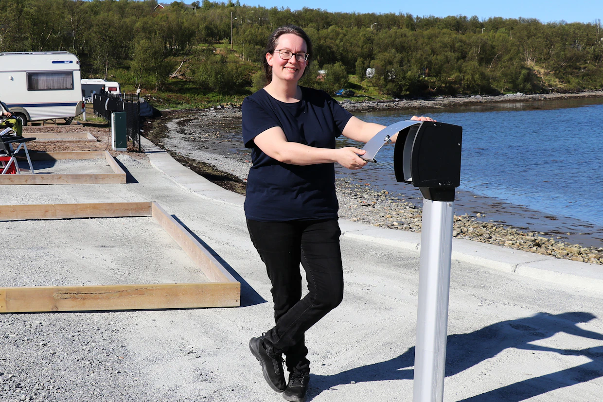 Matkailuyrittäjä Heli Korhonen Olderfjordin turistikeskuksesta sanoo leiriytymisen matkailuautoissa ja -vaunuissa lisääntyneen, siksi leirintäaluetta kehitetäänkin koko ajan. Täksi kesäksi uusittiin vuonon rannalla olevia sähköllä varustettuja paikkoja.