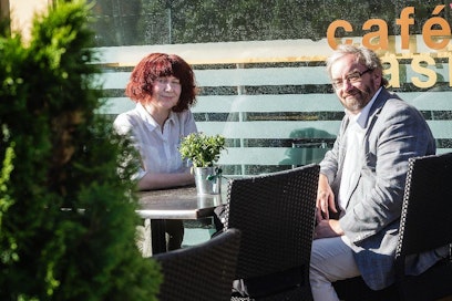 Toimittaja Venla Rossi ja professori Jaakko Hämeen-Anttila kertovat tuoreessa kirjassaan ruuan tarinan kivikauden grillijuhlista nykypäivän pikaruokaan asti. Nälästä nautintoihin on ilmestynyt Otavan kustantamana.