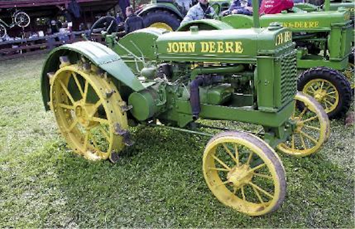 Lamavuosista selvittyään John Deere esitteli 30-luvun puolessavälissä uuden A- ja B-malliston, joihin kumpaankin kuului puolenkymmentä erilaista versiota. Eroja oli lähinnä pyörissä sekä etu- ja taka-akseleissa. Suomeen ensimmäiset John Deeret tulivat vuonna 1936 Laborin maahantuomina. Kahdesta mallista suositummaksi nousi kuvan 16 hv:n BR. 25-hevosvoimaista AR-mallia myytiin paljon vähemmän.