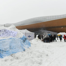 Convoy Finland -mielenosoitus jatkui Helsingin keskustassa sunnuntaina rauhallisena. LEHTIKUVA / ANTTI AIMO-KOIVISTO