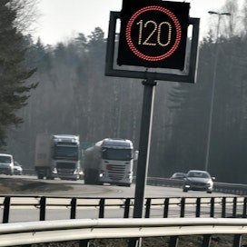 Moottoriteillä nopeusrajoitus nostetaan takaisin 120 kilometriin tunnissa ja pääteillä nopeudet palautetaan 100 kilometriin tunnissa.  LEHTIKUVA / JUSSI NUKARI
