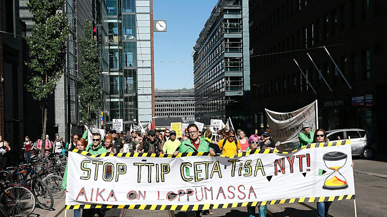 Kanadan ceta-sopimusta ja USA:n TTIP-sopimusta vastaan on osoitettu mieltä ympäri Eurooppaa. Toukokuussa järjestettiin mielenosoitus Helsingissä.