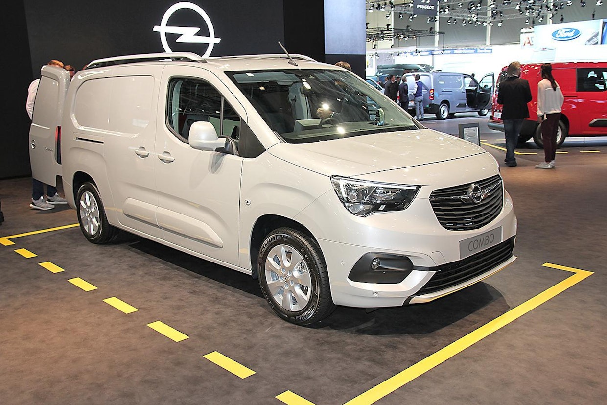 Vuoden pakettiautoksi 2019 valittiin PSA:n kolmikko Citroen Berlingo, Peugeot Partner ja kuvan Opel Combo. Raati perusteli valintaa hyvällä ajettavuudella, innovatiivisilla kuljettajaa avustavilla järjestelmillä sekä taloudellisuudella. Suomeen mallisto tulee loka–marraskuussa ja asiakastoimitukset alkavat vuoden vaihteen paikkeilla.