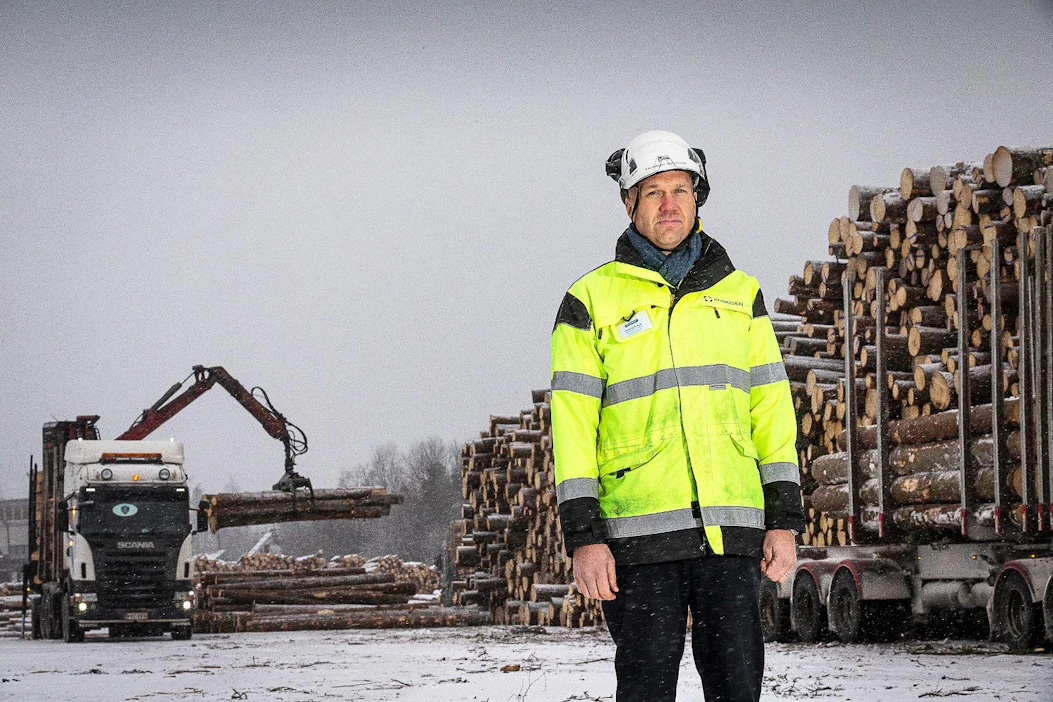 Sahateollisuus ry:n Tommi Sneck sanoo suomalaisten sahayritysten joutuneen vähentämään tuotantoaan heikon kannattavuuden vuoksi aikaisemmin kuin kilpailijamaiden yritykset. Koskisen Oy:n sahalla Kärkölässä puutavara-autojen kuljettajat purkivat maanantaina tukkikuormia, koska sahan työntekijät olivat lakossa.
