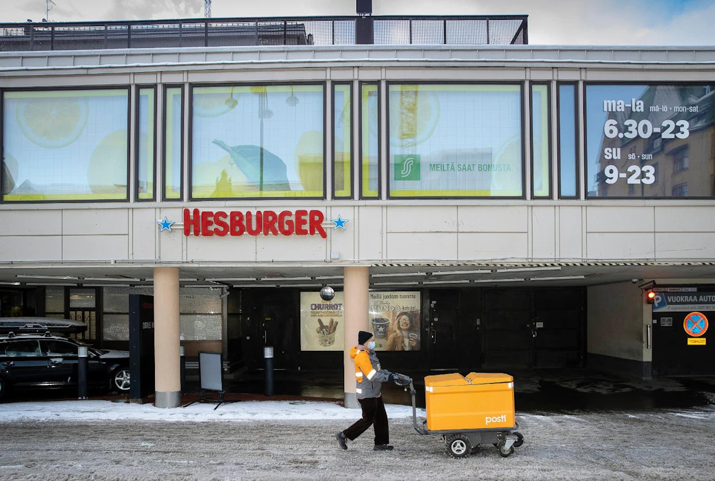 Reilu puolet yhteydenotoista liittyi kirjejakeluun. Sitä koskevista valituksista ja yhteydenotoista noin 90 prosenttia liittyi valtionyhtiö Postin toimintaan.