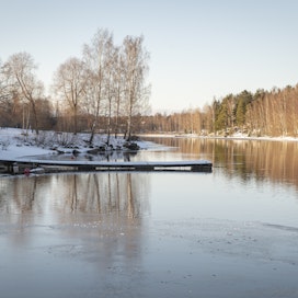 Vesi virtaa Vanajaveden kapeikossa Hattulassa. Länsisuomessa tulvat jäänevät tänä vuonna vähäisiksi.