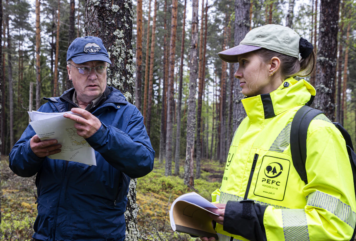 Henry Schneider ja Kaisa Kettunen esittelivät PEFC-sertifikaatin vaatimuksia metsäammattilaisille.