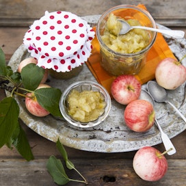 Omenapaloja sisältävä hilloke on ihanaa maustamattoman jugurtin tai puuron silmänä, juustotarjottimen lisänä tai paahtoleivän juhlistajana.