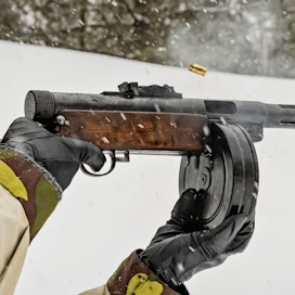 Asekeräilijä Jenny Puska ampuu Suomi-konepistoolilla. Asetta ammutaan yleensä lippaasta kiinni pitämällä, sillä piipusta kiinni pitäminen voi aiheuttaa palovamman.