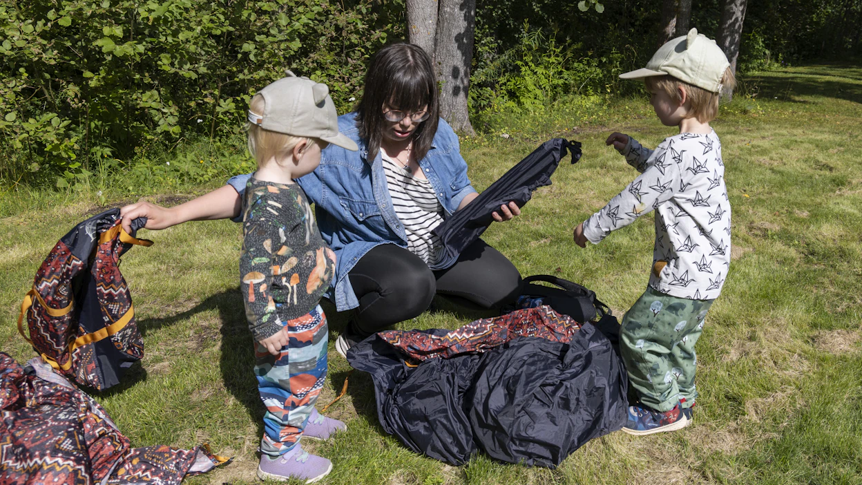 Olet ehkä kannustanut ruuhkavuosien keskellä elävää pienten lasten vanhempaa muistuttamalla, että lapset ovat pieniä vain hetken ja että nopeasti ohikiitävästä ajasta kannattaa nauttia. Uupunut vanhempi tarvitsisi neuvon sijaan konkreettista apua.