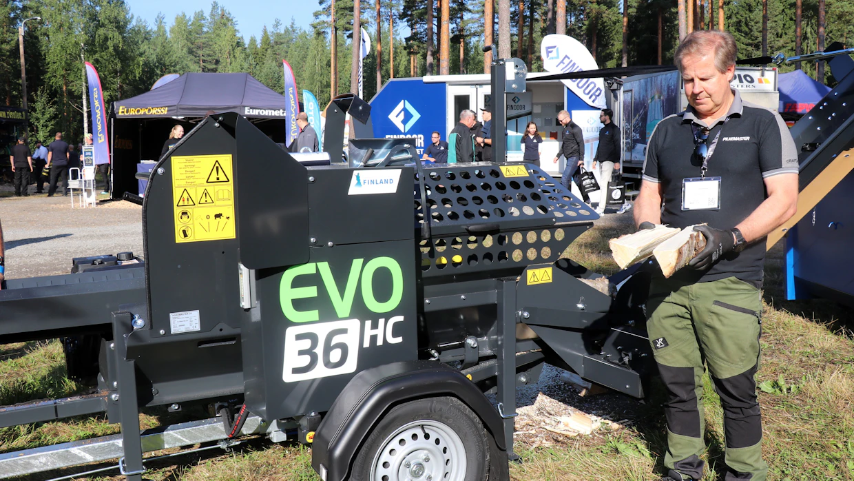 Kotimaan myyntipäällikkö Vesa Pitkäniemi pitää Pilkemasterin klapikoneiden etuna tiettyä yksinkertaisuutta ja selkeyttä, jolloin ne voidaan valmistaa ja siten myös myydä kilpailijoita halvemmalla. Koneet myös räätälöidään asiakkaiden toiveiden mukaisiksi.