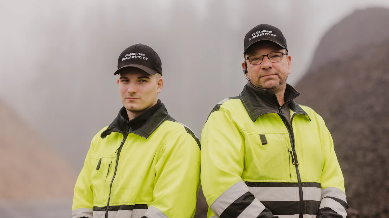 Koneyrittäjien hallituksen jäsen ja energiavaliokunnan puheenjohtaja Marko Vainionpää (oik.) ja poikansa Juho toimivat yrittäjinä Alavudella.