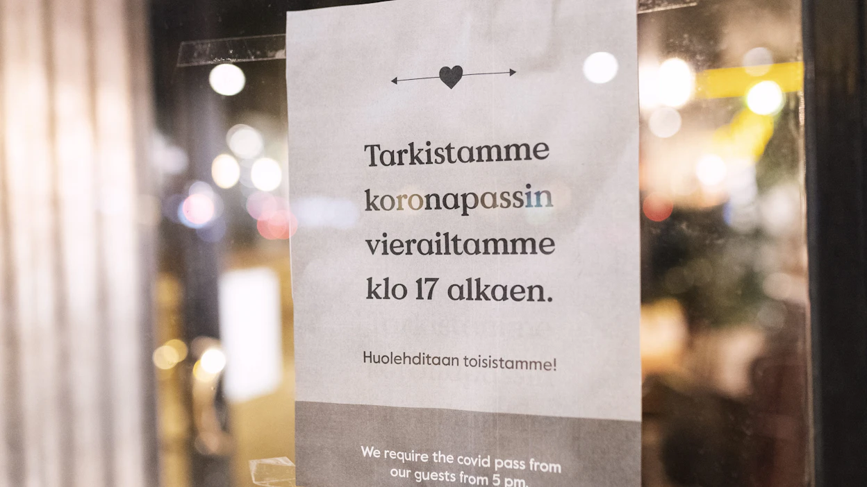 Tartuntatautilaista lausuntoja antaneet tahot pitävät virheenä sitä, että koronapandemiassa päätösvalta elinkeinotoiminnan rajoituksista oli sosiaali- ja terveysministeriöllä. RONI REKOMAA / LEHTIKUVA.
