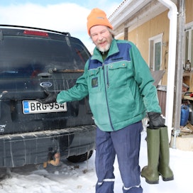 Juha Niemelä teki yli 40-vuotisen uran maatalouslomittajana. Työ jatkuu vielä tarpeen ja tilanteen mukaan, sillä meillä eläkeläisillä on kova kysyntä, Niemelä sanoo naureskellen.