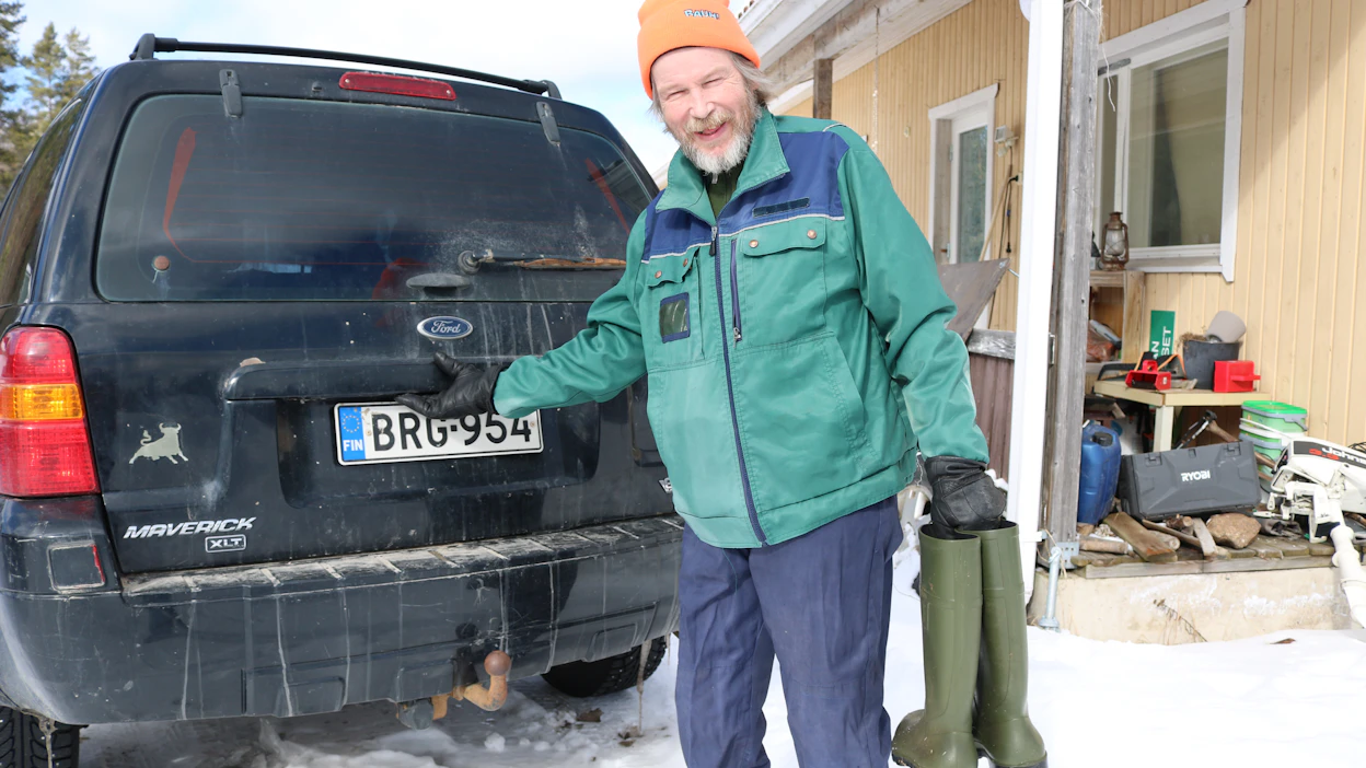 Juha Niemelä teki yli 40-vuotisen uran maatalouslomittajana. Työ jatkuu vielä tarpeen ja tilanteen mukaan, sillä meillä eläkeläisillä on kova kysyntä, Niemelä sanoo naureskellen.