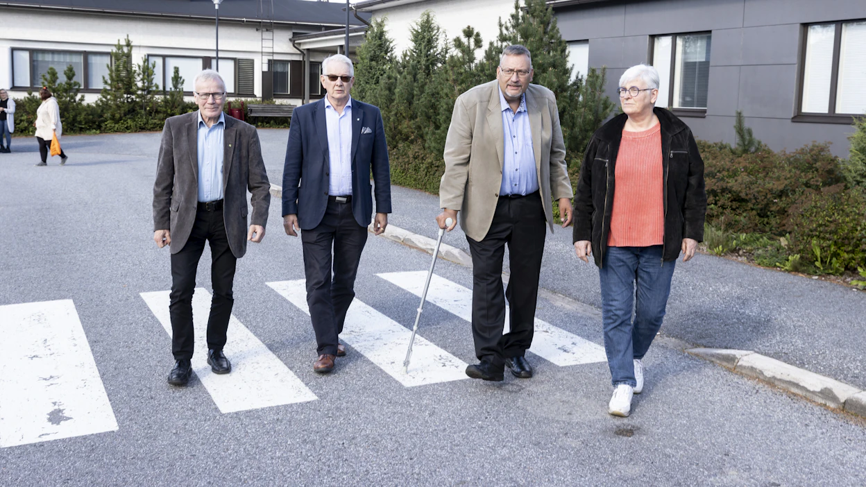 Kuntapäättäjät Matti Äijö (kesk., kuvassa vasemmalla), Arto Ojakoski (ps.), Jarkko Luokkala (sd.) ja Suvi Veramo (kok.) eivät hyväksy Pirkanmaan hyvinvointialueen suunnitelmia sulkea Ikaalisten sote-keskus.